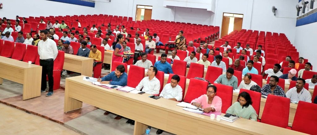 कोल्हन विश्वविद्यालय स्थित सभागार में सिंहभूम प्रमंडलीय आयुक्त सर, श्री हरि कुमार केसरी के अध्यक्षता में मतदाता सूची द्वितीय विशेष संक्षिप्त पुनरीक्षण तहत संचालित गतिविधियों का समीक्षा कर समय सीमा के अंदर कार्यों को पूर्ण करने हेतु निर्देशित किया गया।
<a href="/ceojharkhand/">Chief Electoral Officer, Jharkhand</a> <a href="/DC_Chaibasa/">DC West Singhbhum</a>