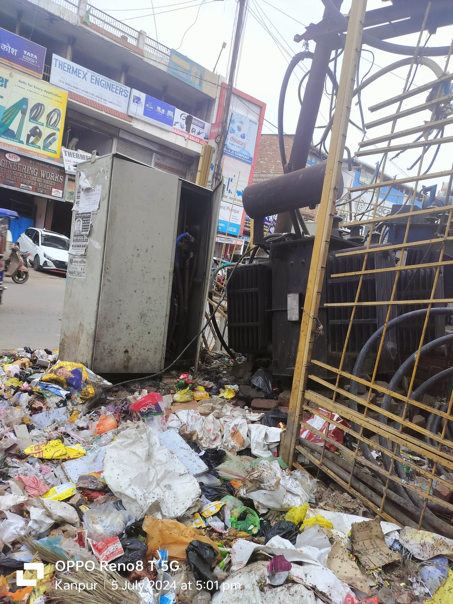 KANPURUPDATE's tweet image. KANPUR KESCO की बड़ी लापरवाही कभी भी हो सकता है बड़ा हादसा कानपुर  केस्को का सब स्टेशन कुल 500 mtr दूरी पर है उसके बाद भी केस्को के अधिकारी की नाराज नही जा रही LATOUCHE ROAD  पे स्थित है ट्रांसफार्मर अगर गिरा तो हो सकता है बड़ा हादसा। @KESCoHQ @DMKanpur @CMOfficeUP