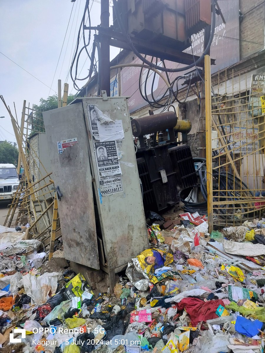 KANPURUPDATE's tweet image. KANPUR KESCO की बड़ी लापरवाही कभी भी हो सकता है बड़ा हादसा कानपुर  केस्को का सब स्टेशन कुल 500 mtr दूरी पर है उसके बाद भी केस्को के अधिकारी की नाराज नही जा रही LATOUCHE ROAD  पे स्थित है ट्रांसफार्मर अगर गिरा तो हो सकता है बड़ा हादसा। @KESCoHQ @DMKanpur @CMOfficeUP