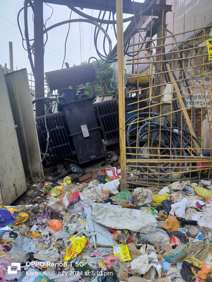 KANPURUPDATE's tweet image. KANPUR KESCO की बड़ी लापरवाही कभी भी हो सकता है बड़ा हादसा कानपुर  केस्को का सब स्टेशन कुल 500 mtr दूरी पर है उसके बाद भी केस्को के अधिकारी की नाराज नही जा रही LATOUCHE ROAD  पे स्थित है ट्रांसफार्मर अगर गिरा तो हो सकता है बड़ा हादसा। @KESCoHQ @DMKanpur @CMOfficeUP