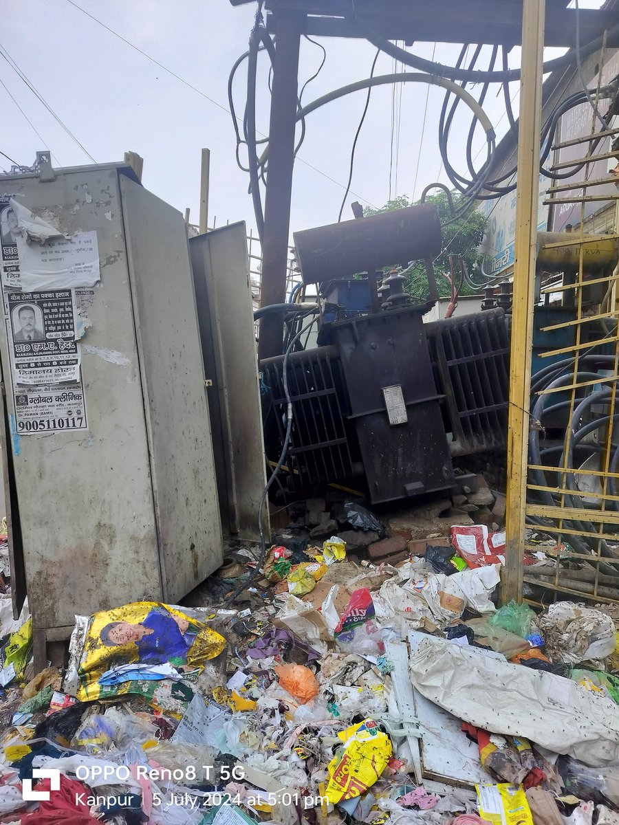 KANPURUPDATE's tweet image. KANPUR KESCO की बड़ी लापरवाही कभी भी हो सकता है बड़ा हादसा कानपुर  केस्को का सब स्टेशन कुल 500 mtr दूरी पर है उसके बाद भी केस्को के अधिकारी की नाराज नही जा रही LATOUCHE ROAD  पे स्थित है ट्रांसफार्मर अगर गिरा तो हो सकता है बड़ा हादसा। @KESCoHQ @DMKanpur @CMOfficeUP
