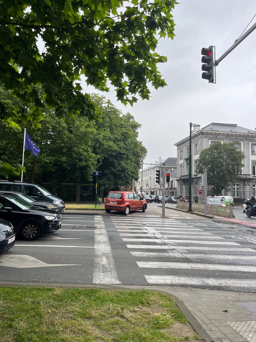 Nicolas_47611's tweet photo. Plus c’est gros plus ça passe. Toujours agréable d’être piétons à Bruxelles. 🤡 @DAVIDSTEVENS83 @zpz_polbru https://t.co/hW528ae7OE