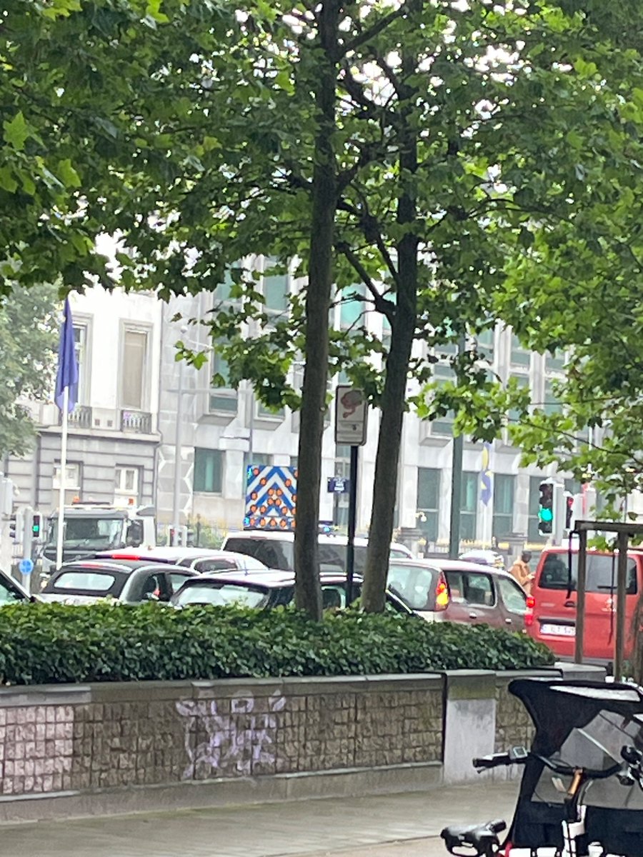 Nicolas_47611's tweet photo. La police est là. Sûrement un accident. C’est drôle le réflexe des automobilistes de se mettre sur le trottoir plutôt que de bloquer une des 4 (!) bandes de circulations. 🤷🏻‍♂️ qui est de toute façon mnt bloquée par la police. https://t.co/y4pdrcoLqr