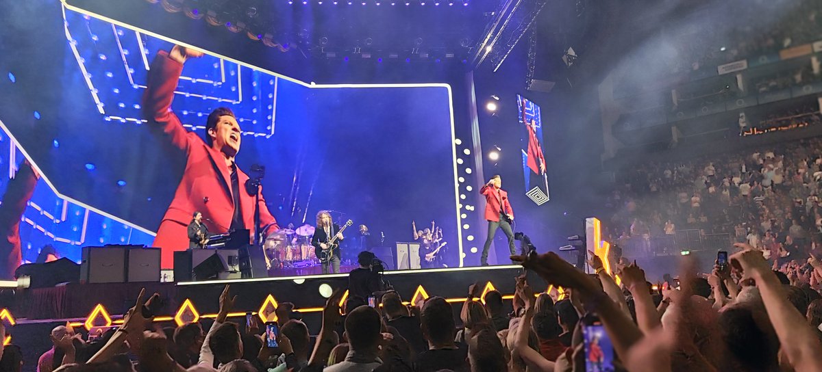 KeithMansfield's tweet image. Great to see Dave Keuning back live with #TheKillers but a disappointing gig last night. Crowd not up for it (had the election quashed all enthusiasm?), setlist poor and #O2Academy (the Dome) is just an awful corporate venue, from their app that doesn&apos;t work onwards. Left early!