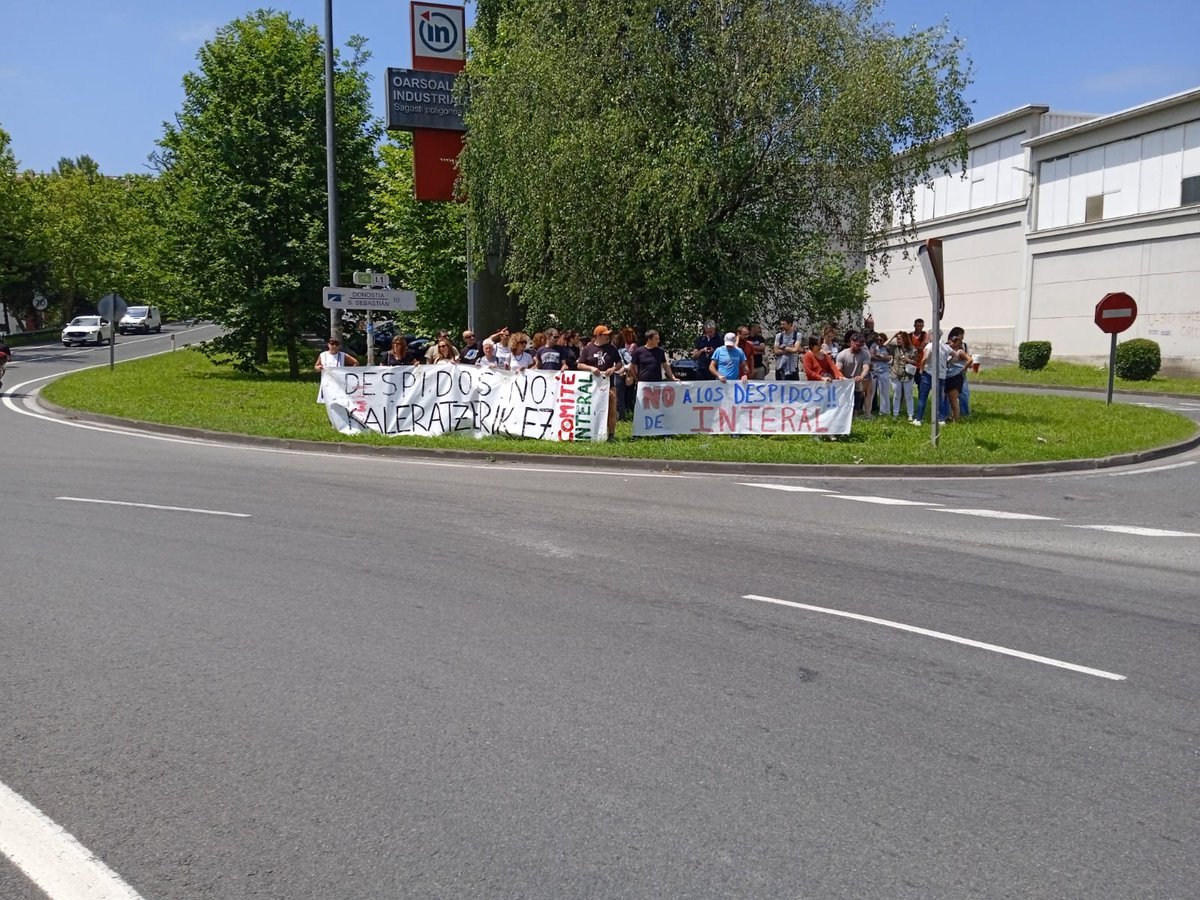 ELAOarsoBidasoa's tweet photo. Elkarrateratzea egin dute gaur #Lezo|n dagoen #Interal enpresako langileek, azken hilabetetan egon diren kaleratzeak salatzeko.
#KALERARZERIKEZ!! https://t.co/67RWReUHjU