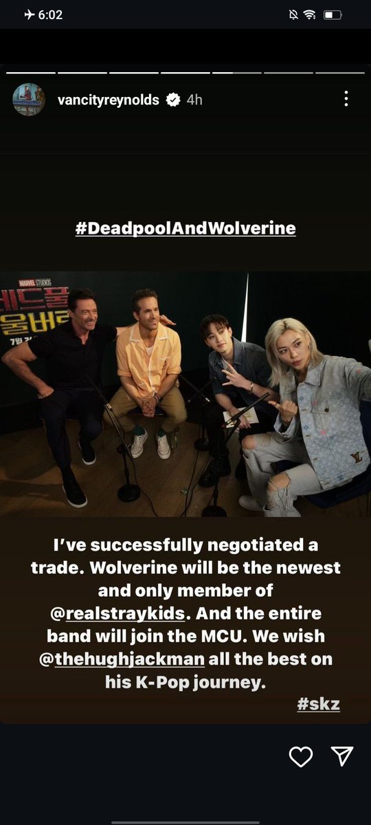 SKZTeamTurkey's tweet photo. 💌 | Ryan Reynolds Instagram hikayesinde Bang Chan ve Felix'i paylaşmış!

"#DeadpoolVeWolverine

Başarılı bir pazarlık sonucu değiş tokuşu yaptım. Wolverine @/realstraykids'in yeni ve biricik üyesi olacak. Ve bütün grup Marvel Cinematic Universe'e katılacak. @/thehughjackman'e K-Pop serüveninde en iyisini diliyoruz.

#skz"