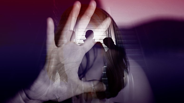 Radio1Rai's tweet photo. 🔵Due #studentesse statunitensi , in vacanza a #Siracusa, sono state #violentate dopo esser state attirate in una trappola da un 18enne e un 19enne. Denunciati, i giovani sono stati arrestati dalla Polizia con l'accusa di violenza sessuale aggravata. https://t.co/VHO0tX4WBE