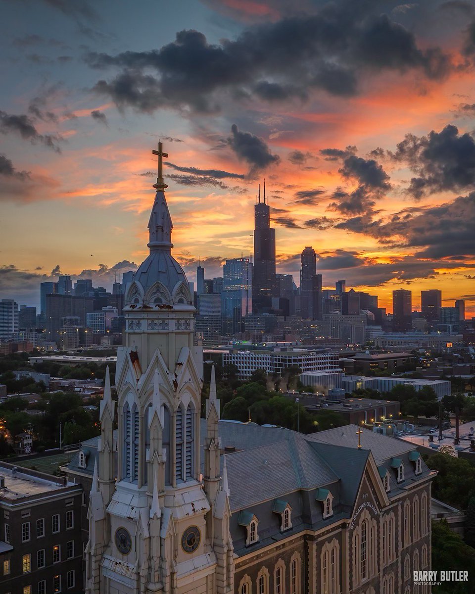 Friday the Fifth.   Today's sunrise in Chicago.  #weather #chicago #news #ilwx
