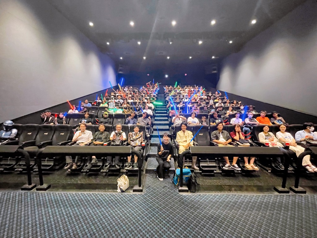 cs_ikebukuro's tweet photo. #スターウォーズ / ファントム･メナス
（エピソード1）

4DX応援上映…

大盛況で終了いたしました👏🏻✨

ご来場いただいた皆様、
ありがとうございました！

みんなで声出しした、
May the Force be with you🫂
忘れない…🥹

引き続き、
5周年企画をお楽しみください！

#gdcs池袋5周年 https://t.co/MBNq6y46t7
