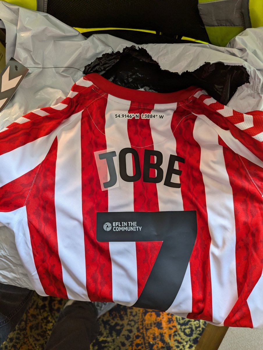 BrookSand21's tweet photo. @SunderlandAFC @hummel1923 @fanatics_uk Someone hasn't done their "Jobe" properly! Pretty gutted as this is supposed to be a birthday present for a soon to be 9 yr old!
Anyone got any advice on how to take the font plastic off without pulling the letter off the shirt?

#kitfails https://t.co/SeyzcGvcMA