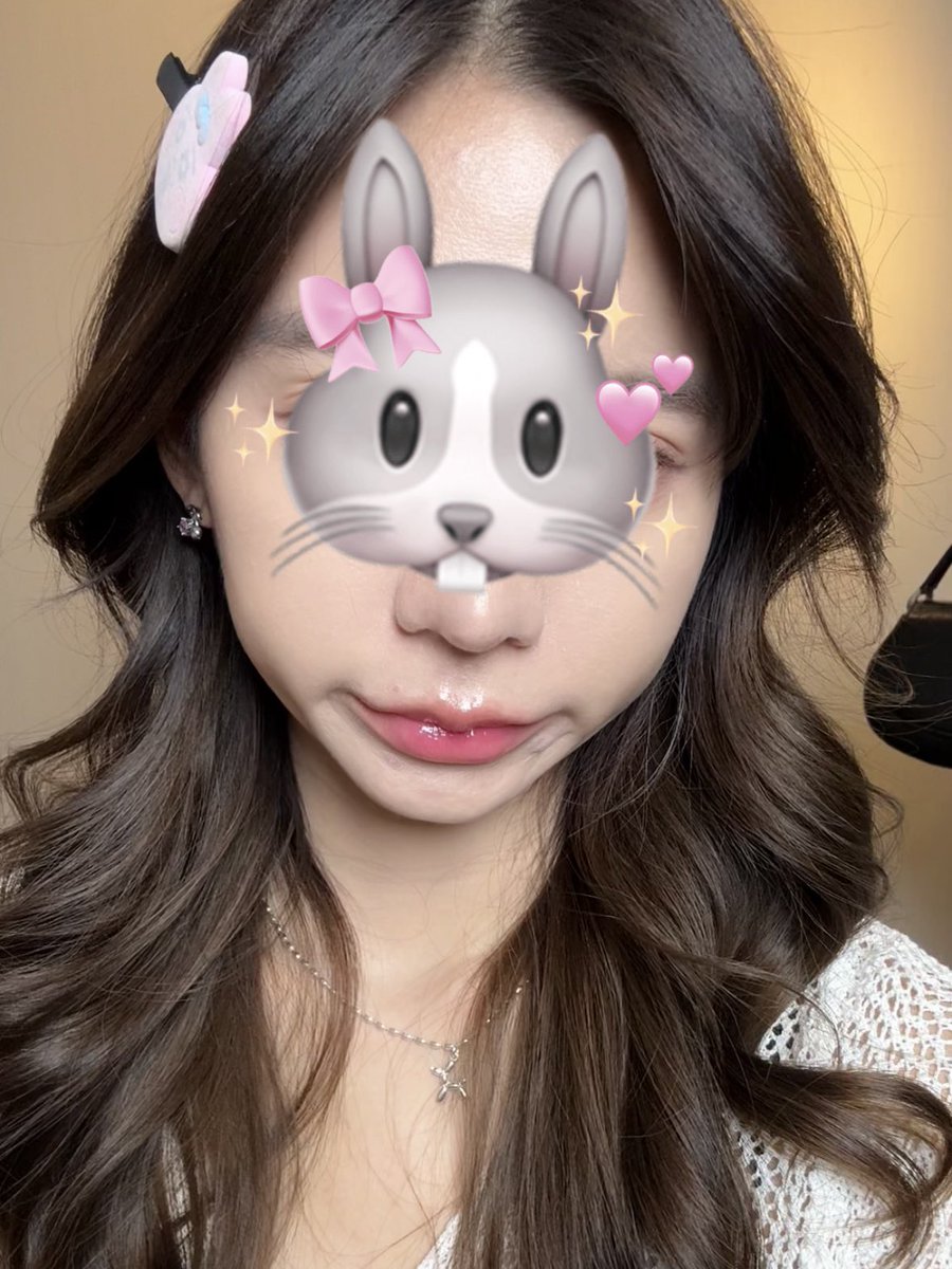 kittyxty's tweet photo. วิธีม้วนปอยหน้าของพี่แบมง่ายมากกก ง่ายกับคนม้วนผมไม่เก่งเพราะไม่งงซ้ายขวา ⭐️🫶🏻

- ใช้ Amabella ลอนอัตโนมัติแกน 36 mm
- เทคนิคคือให้แกนม้วนอยู่ใกล้กลางผม
- ม้วนให้แน่นหน่อย ยิ่งชิด(โคน)ลอนยิ่งชัด

ใช้ที่ม้วนผมอะไรก็ได้ แต่มือใหม่นี่ไปลองลอนอัตโนมัติก่อน มันง่ายยยยยยมาก แต่สวย https://t.co/sJHsYZh9OK