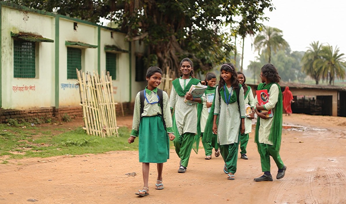 CLfreemica's tweet photo. Mica is often stained with blood of child labourers. But today, @KanoongoPriyank, Chairperson, @NCPCR_ announced that Jharkhand’s mines are #childlabourfreemica and will remain so forever now. This India model shows the world how to direct children to schools and not mines. https://t.co/vZAQQpOT9j