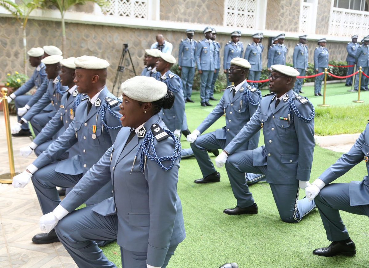 Ena_Dakar's tweet photo. Retour sur la cérémonie de remise d’épaulettes aux 12 nouveaux inspecteurs des Douanes fraîchement sortis de l’ENA
Elle a été présidée par le Coordonnateur de la DGD, Malick MBAYE, en présence du DG de l’ENA, l’IGE Mouhamadou L. DIALLO et des membres de la Coordination […].
#Ena https://t.co/SfSK8WA4Bb
