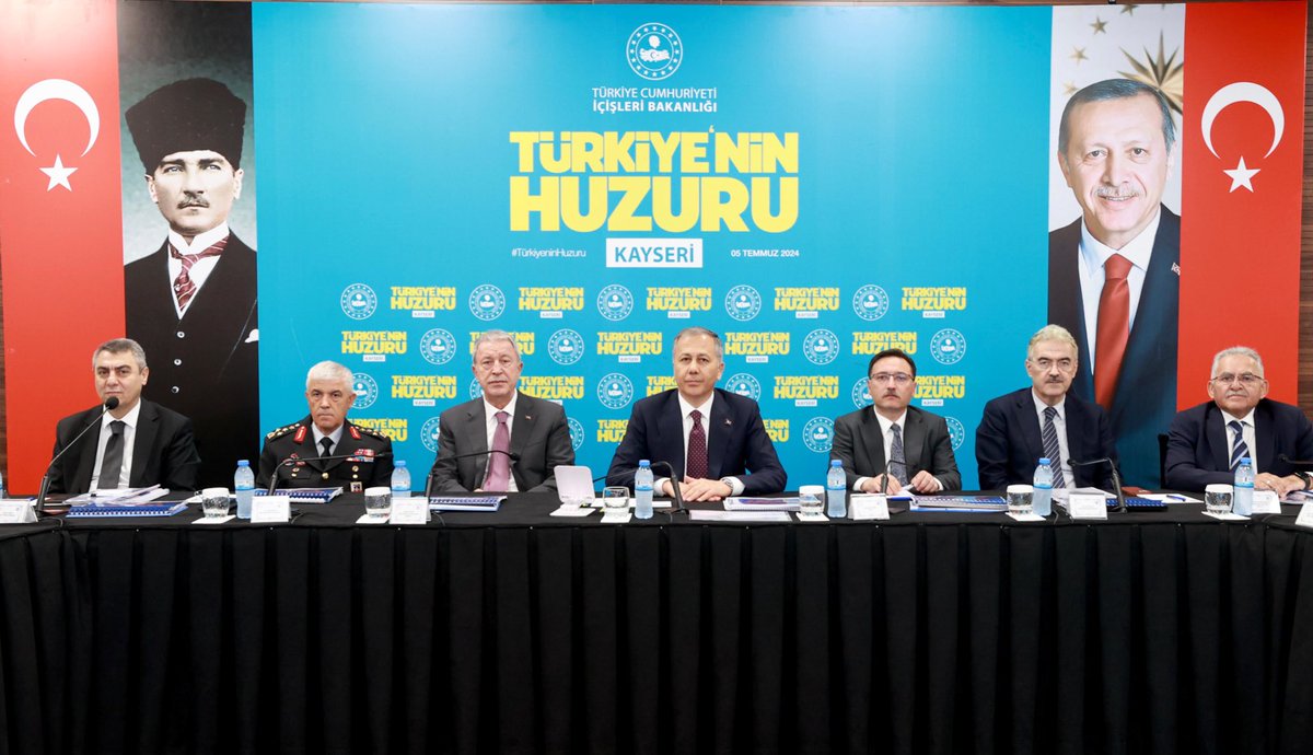 Dün akşam yabancı düşmanlığı ve nefret söylemi yayarak, iç karışıklık yaratmaya çalışanların ortaya çıktıklarını gördük.

Kimi sosyal medya hesaplarından, çocukları kullanarak perde arkasından ''ayaklanma çıkarmaya başlıyoruz'' türünden mesajlar yayınladılar.

Aynı hesaplardan;