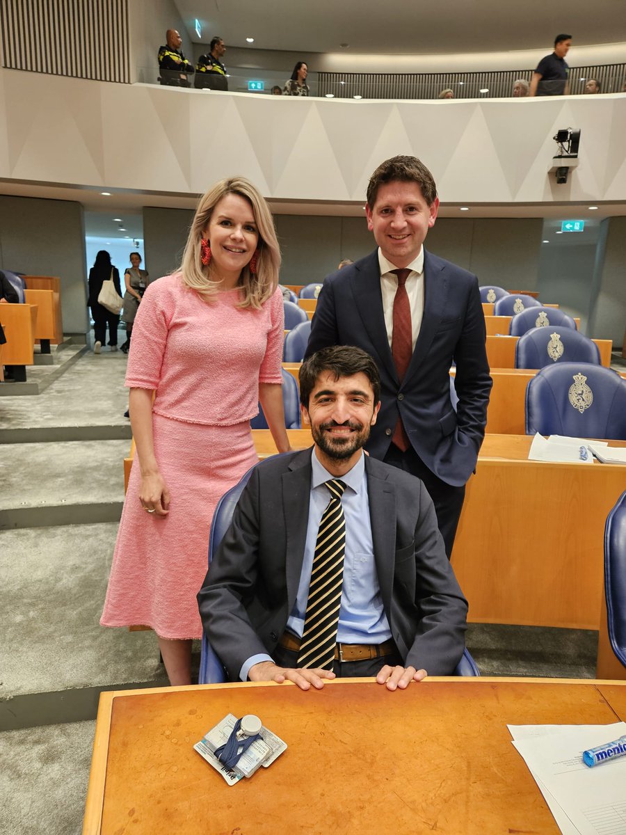 Isa_Yusibov's tweet image. Dit was het dan!
Als je mij 20 jaar geleden, in AZC Maastricht zou vertellen dat ik ooit in het hart van onze democratie aan de slag zou gaan, zou ik je niet voor gek verklaren. Want die ambitie had ik al toen ik net in Nederland aankwam en nog geen woord sprak van de taal van…