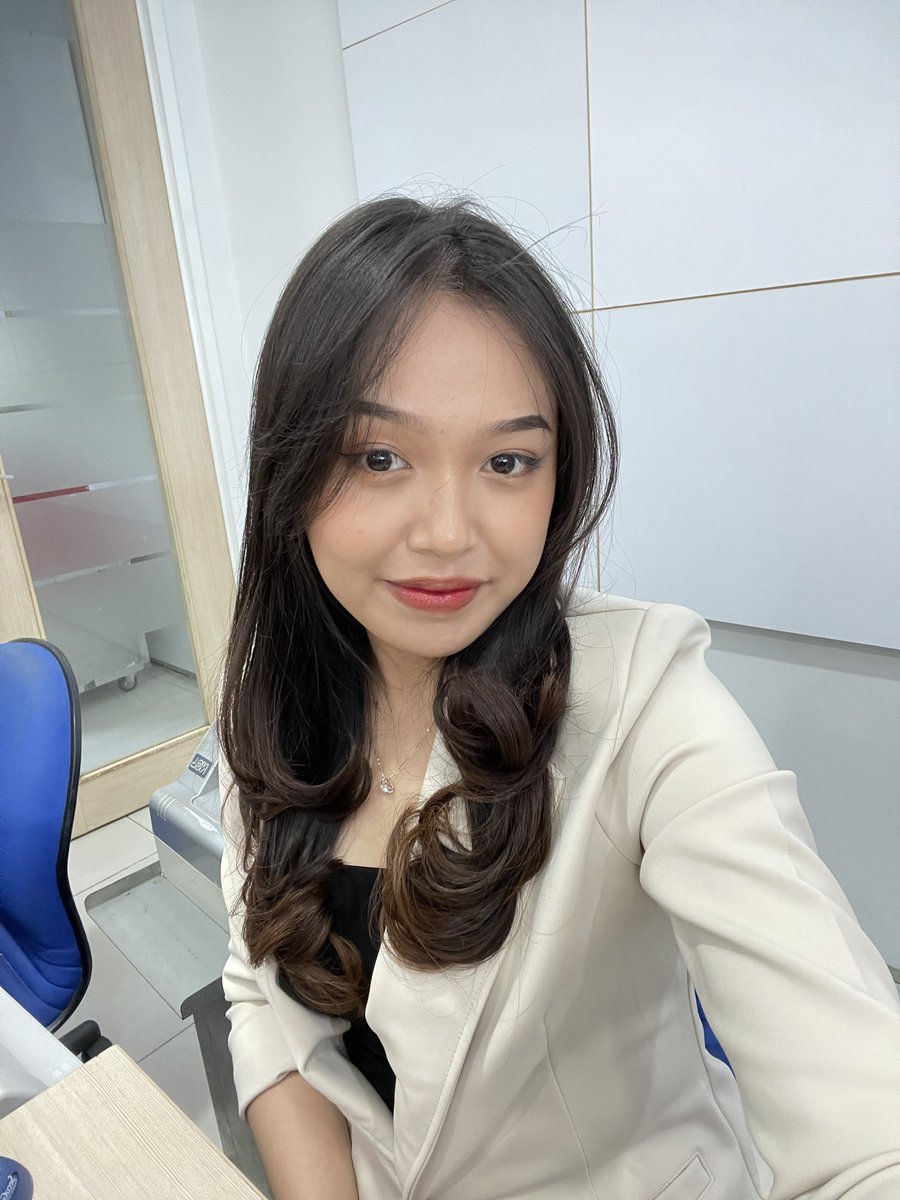 tju_veronica's tweet photo. Siang tadi ada nsb ibu ibu yg blg makeup gue bagus, abis itu nanya lulusan mana jurusan apa trnyta kata dia gua cantik bgt kayak artis trs belum smpe situu, dia liatin muka gue mulu trs nnya "muka km palsu ga? Abis operasi ya"🤏🏻😔 entah mau seneng apa sedih😭😭😭 https://t.co/WkkVxpWuU2