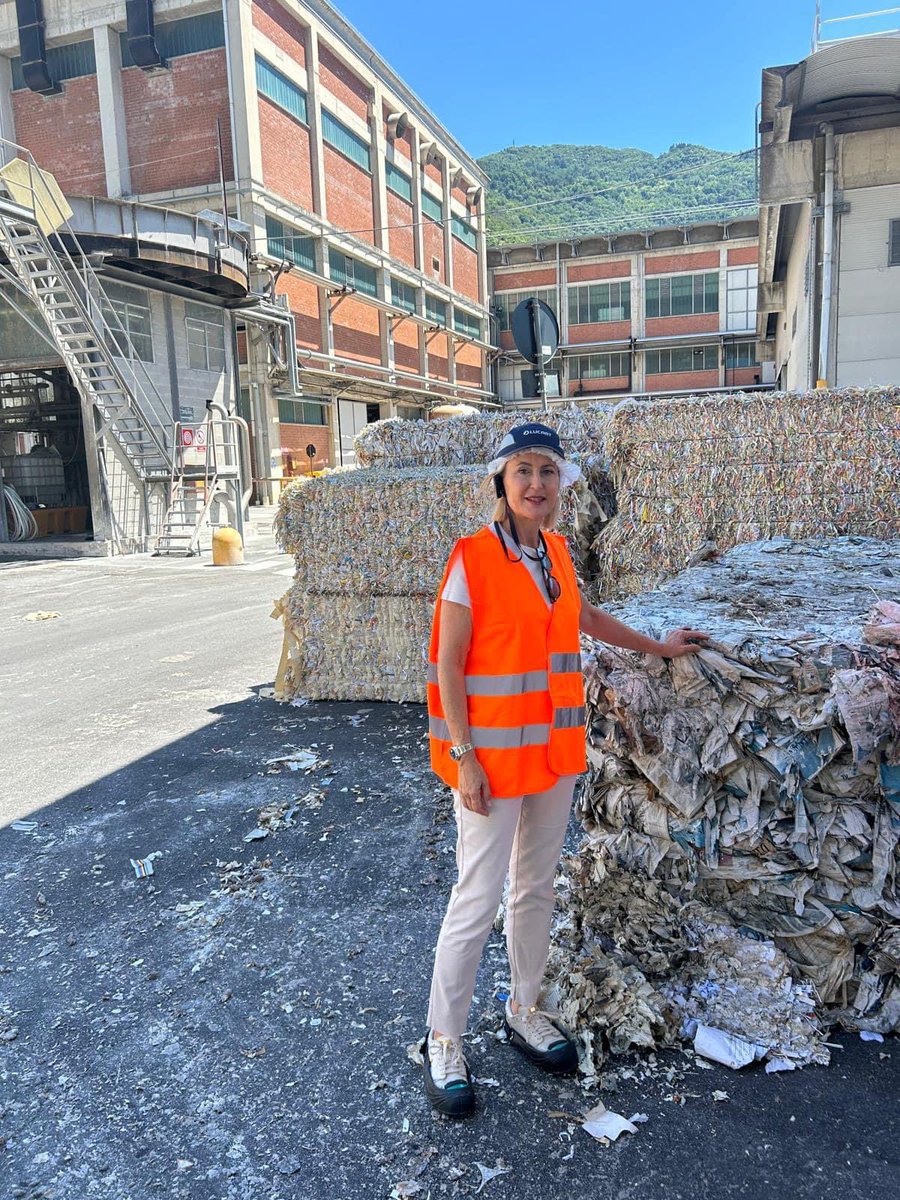 DeborahBergamin's tweet photo. Oggi in visita istituzionale alla Lucart di Borgo a Mozzano (LU), eccellenza nella produzione cartaria, leader nel riciclo con 1600 dipendenti e oltre 750 milioni di fatturato. L’Italia ha competenze straordinarie nell’economia circolare da valorizzare nelle sedi europee. https://t.co/OCRKFHi7I8