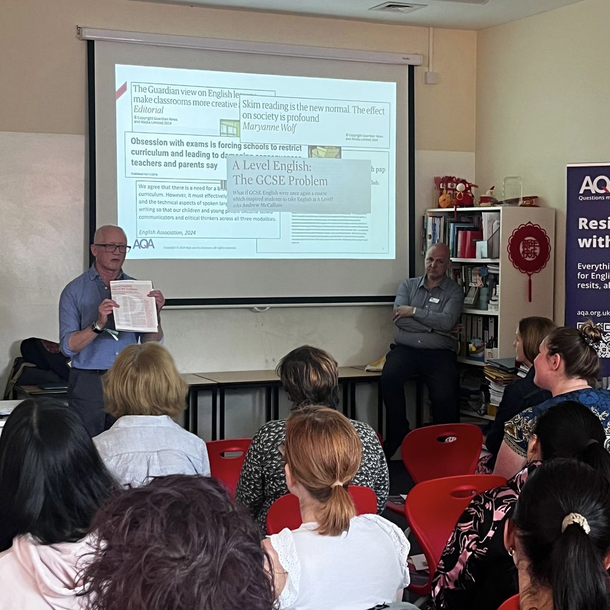 Lots to think about in this insightful GCSE English Language session at <a href="/EducationFest/">Festival of Education 🇬🇧</a>.​

Hosted by independent English consultant Lance Hanson, we’re exploring thematic approaches to teaching and rediscovering the importance of oracy, media and visual literacy.​​ #EducationFest