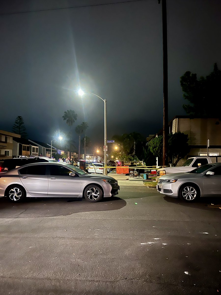 LaurenmCoronado's tweet photo. 6 people stabbed near 16th St &amp; Pecan Ave. in #HuntingtonBeach Thursday night.
2 of the 6 died according to #HBFD. 
HBPD says they believe there is no threat to the public. No word on arrests. 
Updates on @NBCLA on #TodayInLA https://t.co/bTIYp5NzXU