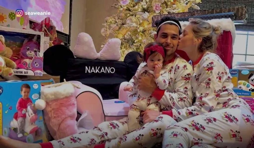 CrackedTheCodes's tweet image. Throwback to Nakano’s first Christmas. 🫶

@WithMothersEyes | @NakanoTorres