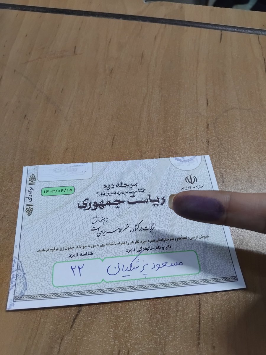 _ رفتی انگشت زدی توی خون هموطنت؟

_ نه، رفتم انگشت زدم توی جوهر به این امید که دیگه خون هموطنم نریزه.

#برای_ایران
