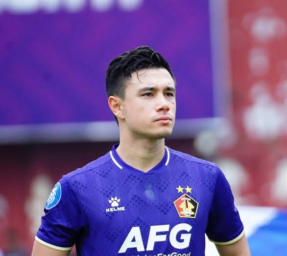 Simen Lyngbo, pemain Persik Kediri:

"Awalnya saya merasa sepak bola di sini (Indonesia) agak gila karena di sini langsung serang dan banyak lari tidak ada penguasaan bola. Ketika dapat bola harus langsung serang.

Itu sangat berbeda dengan yang saya alami di Eropa, karena di