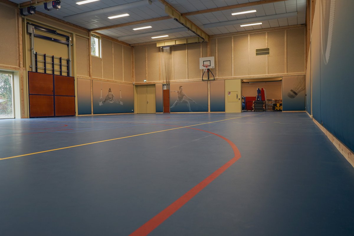 Groot feest afgelopen donderdag in Haren. Daar werd de nieuwe Gymzaal de Meet officieel geopend 🎊 Na de verwoestende brand van bijna vier jaar geleden kunnen de kinderen eindelijk weer dichtbij school gymmen 💪
▶ sport050.nl/sportlocaties/…
#gymzaal #demeet #haren #sport050