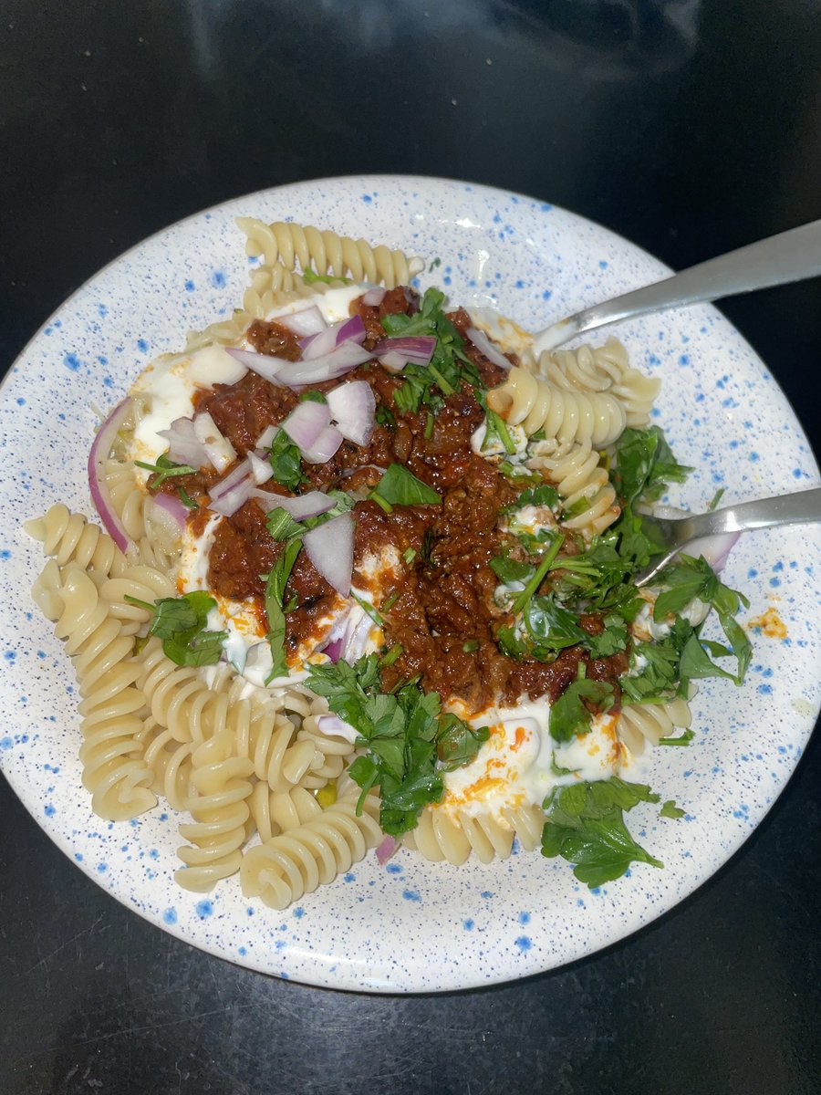 엄마가 터키사람인 친구가 알려준 터키식 토마토 소고기 파스타 레시피!! 짱쉬움... 
1.플레인 요거트에 다진마늘 넣어줌
2.소고기에 토마토 소스 넣고 볶기
3.파스타에 요거트, 소고기 차례로 올려주기
4.(옵션) 레몬즙, 파슬리, 올리브오일, 볶은 잣 (하나라도 있으면 꼭 넣어주세요!)