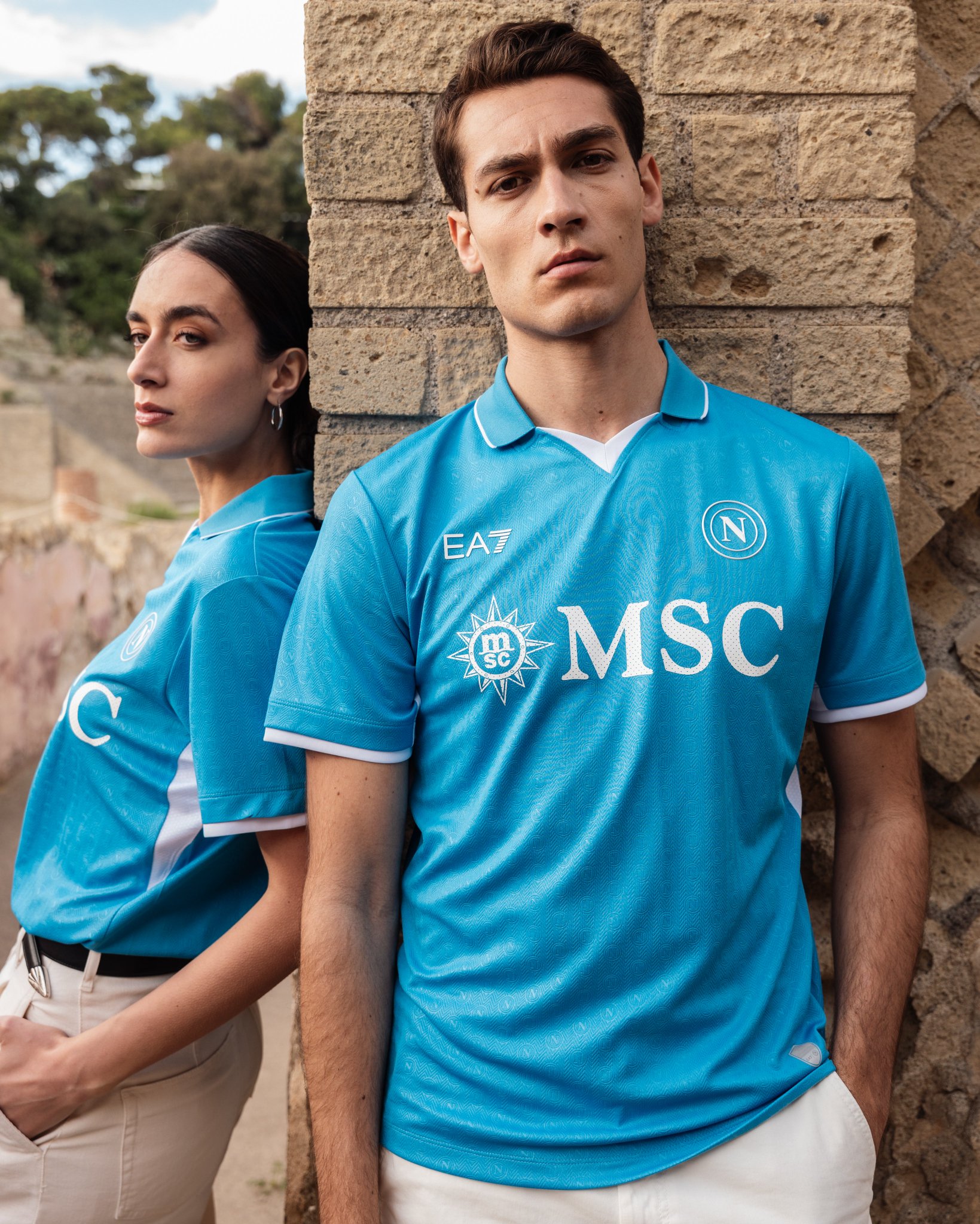 Todo Sobre Camisetas on X Napoli sscnapoli presenta su camiseta EA7 2024 25. El diseno es limpio acorde a su nueva identidad de marca agregando una trama con el escudo en repeticion