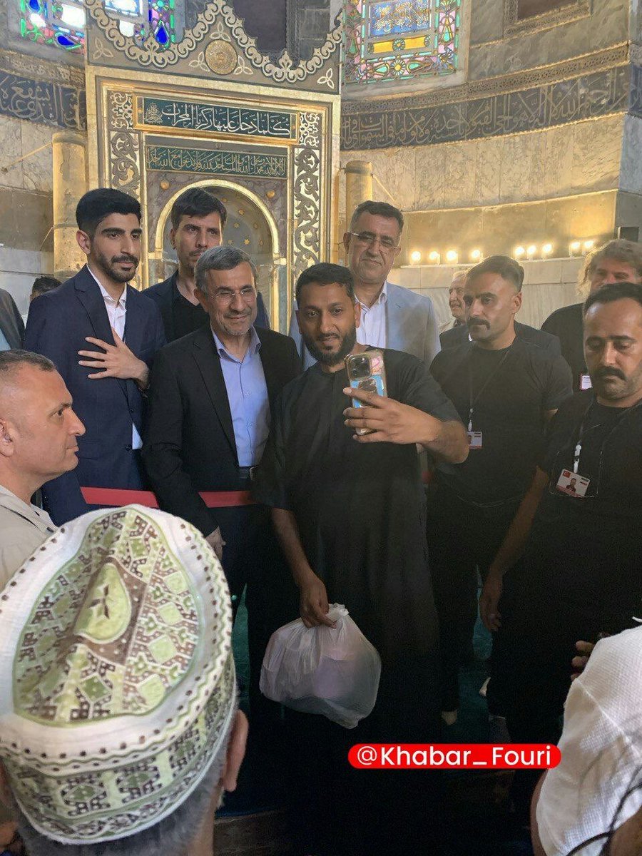hmousavian's tweet photo. امروز محمود احمدی نژاد در انتخابات ریاست جمهوری شرکت نکرد و رای نداد. انتخابات سال ۸۸ رقابت بین ایشان و میرحسین موسوی بود که منجر به اعتراضات بیسابقه مردم در مورد نتیجه آراء شد و تعداد زیادی هم کشته شدند.
امسال احمدی نژاد و موسوی هیچکدام رای ندادند،یکی همچنان در حصر و دیگری آزاد! https://t.co/zFB4aIAXLo