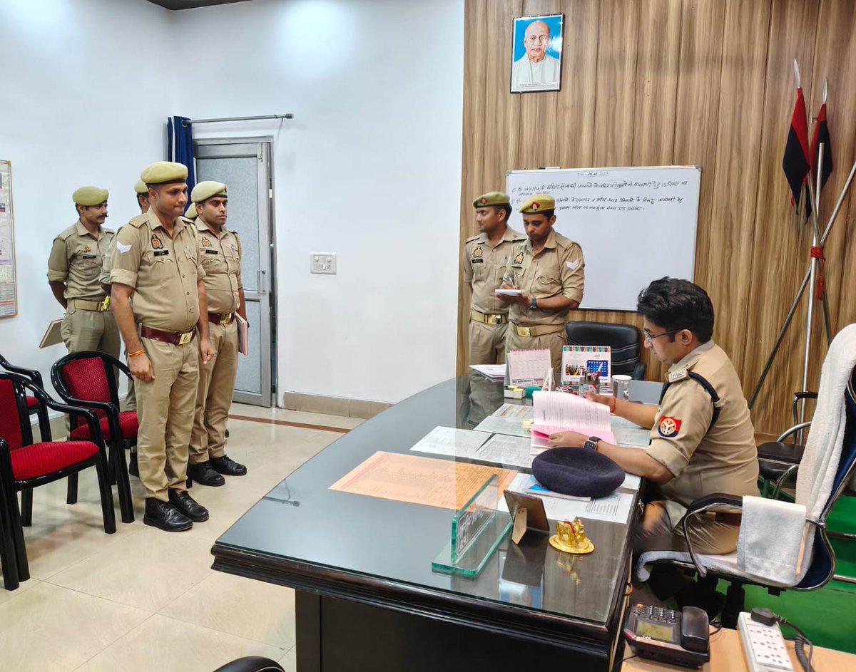 MORADABAD POLICE (@moradabadpolice) on Twitter photo #SP_RA <a href="/moradabadpolice/">MORADABAD POLICE</a> द्वारा पुलिस कार्यालय में देहात क्षेत्र के पुलिस कर्मचारियों की बीट बुक चेक कर बीट प्रणाली के बारे में विस्तृत जानकारी देते हुए नियमित रूप से अपनी बीट मे भ्रमण करने व बीट बुक को अद्यावधिक रखने हेतु निर्देश दिए गए।
#UPPolice #SP_RA <a href="/moradabadpolice/">MORADABAD POLICE</a> द्वारा पुलिस कार्यालय में देहात क्षेत्र के पुलिस कर्मचारियों की बीट बुक चेक कर बीट प्रणाली के बारे में विस्तृत जानकारी देते हुए नियमित रूप से अपनी बीट मे भ्रमण करने व बीट बुक को अद्यावधिक रखने हेतु निर्देश दिए गए।
#UPPolice