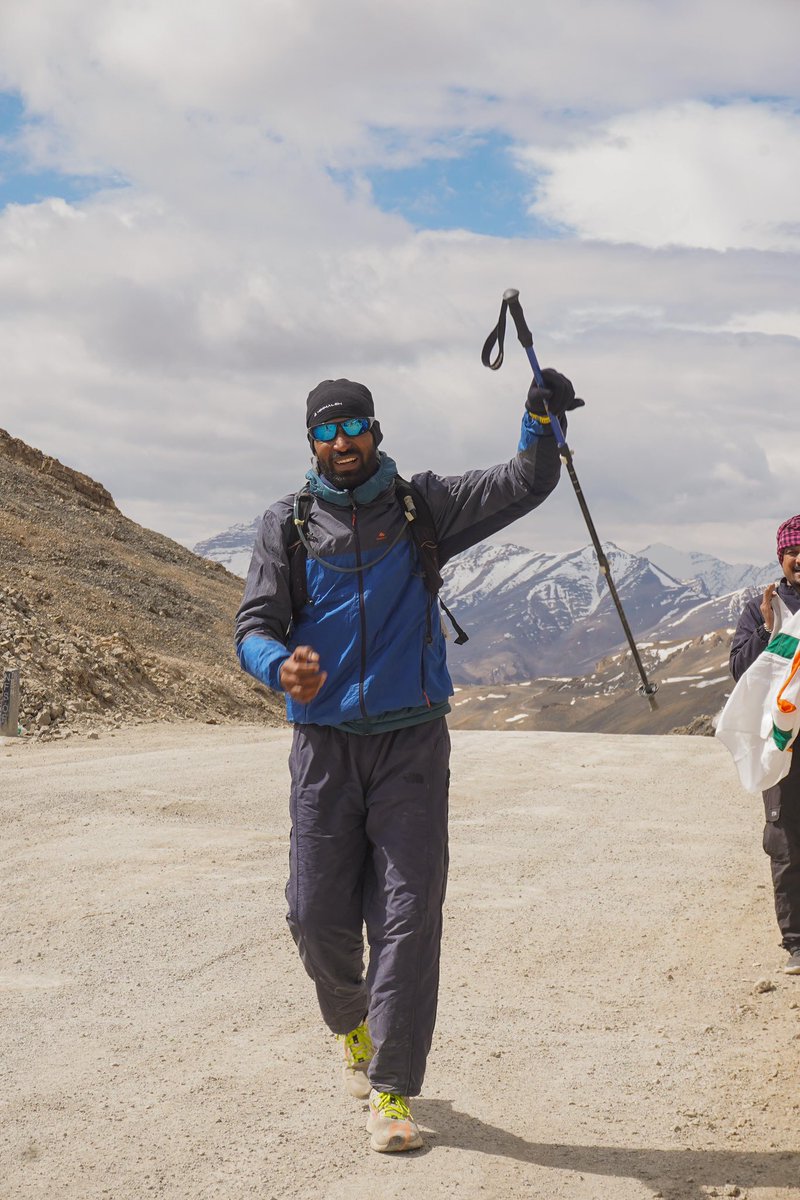 RishiRahar's tweet photo. मुंबई के #INSShikra में #INAS330 के CHEAA(R) राम रतन जाट ने 17-22 जून 2024 तक आयोजित Great Himalayan Running Festival की Hell Ultra Race में दूसरा स्थान हासिल करके इतिहास रच दिया है।
वह 480 किमी लंबे कठिन मनाली-लेह मार्ग को 105:39:30 घंटे में पूरा करने वाले सबसे तेज़ भारतीय बन गए हैं।
यह उपलब्धि विशेष रूप से उल्लेखनीय है क्योंकि रेस रूट को इसकी उच्च ऊंचाई और कठोर मौसम के कारण दुनिया भर में सबसे कठिन में से एक माना जाता है।