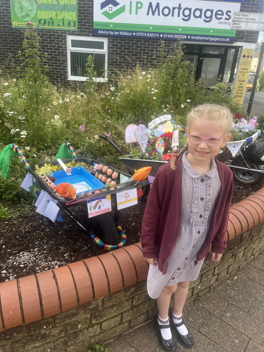 EmmaEdward92347's tweet photo. @ysgolbroallta Roedd Carys yn cyffroi wrth weld wilber @ysgolbroallta yn Ystrad Mynach 🥰 https://t.co/pR0NmMpxcX