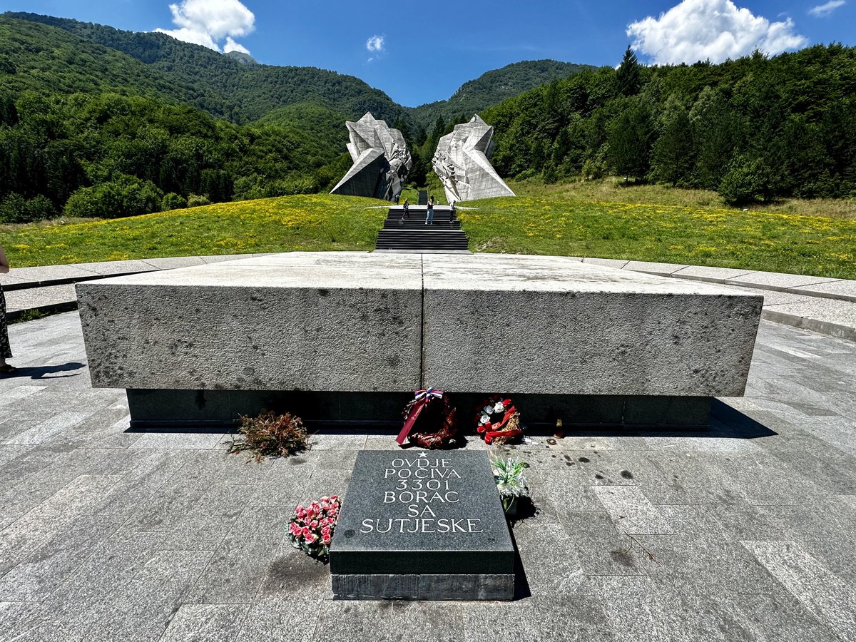 JensChristianW1's tweet photo. #Denkmal von 1971, das an die Schlacht an der Sutjeska erinnert, bei der im Juni 1943 Tausenden #Partisanen der Ausbruch aus einem Kessel der #Wehrmacht sowie italienischer u. kroatischer Verbände gelang. 
#Bosnien-Herzegowina https://t.co/xHmxPKWRlP
