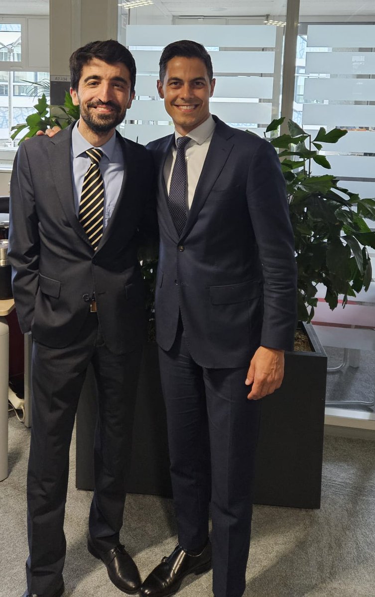 Isa_Yusibov's tweet image. Dit was het dan!
Als je mij 20 jaar geleden, in AZC Maastricht zou vertellen dat ik ooit in het hart van onze democratie aan de slag zou gaan, zou ik je niet voor gek verklaren. Want die ambitie had ik al toen ik net in Nederland aankwam en nog geen woord sprak van de taal van…