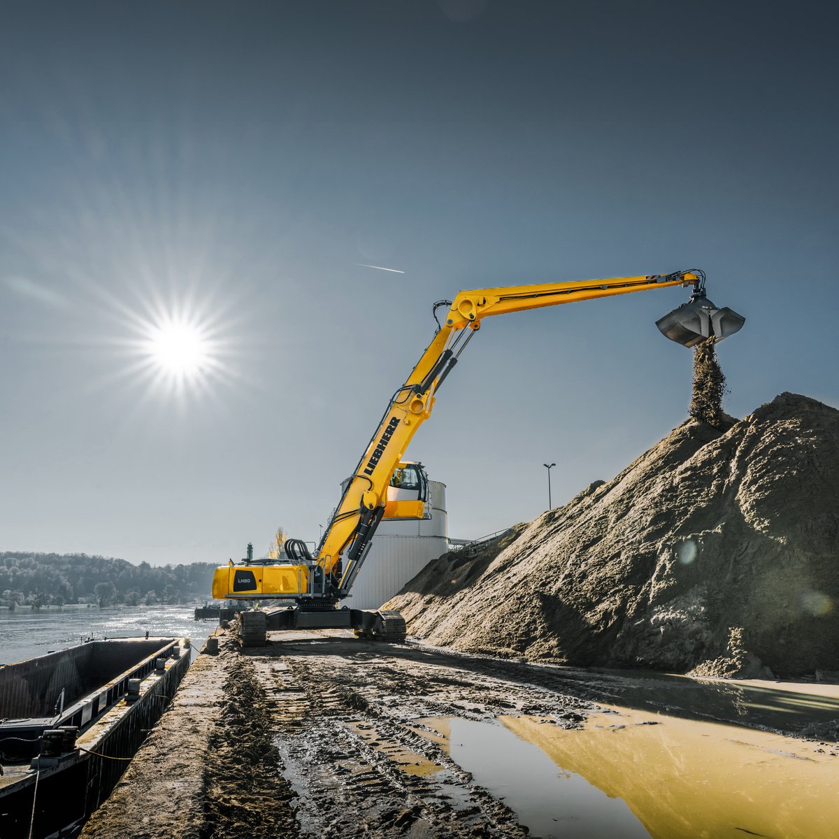 LH_Maritime's tweet image. Shine bright like our LH 80 C Port in Lyon 🌞😎 

Our LH 80 C Port Litronic #materialhandler shines brightly at the Saône in Lyon when loading and unloading ships with sand, which is further processed at the PLATTARD SAS plant.

We wish our #liebherrfans a sunny weekend!