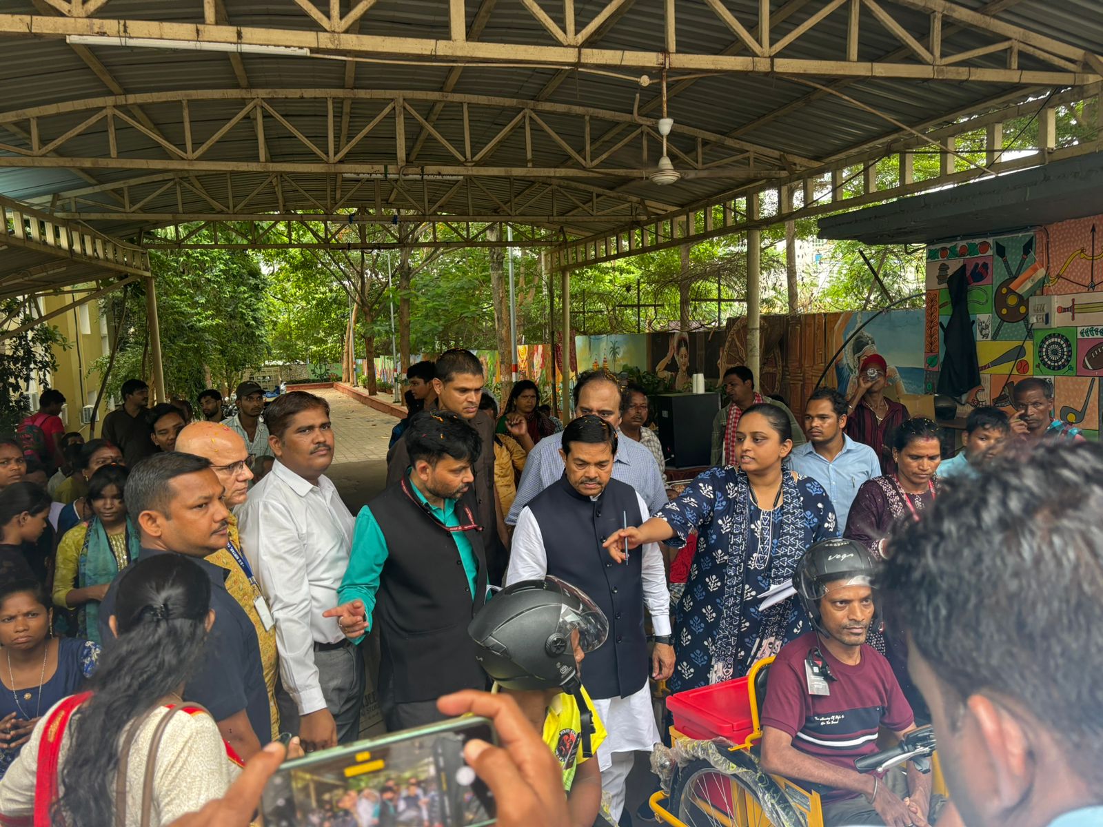 Mantriji and other dignitaries are visiting stalls at Divya Kala Mela