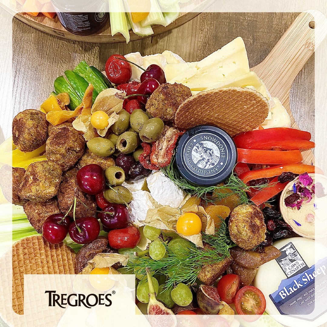 TregroesW's tweet image. We loved seeing our crackers being enjoyed with an incredible Tidy Kitchen Co grazing board. The perfect accompaniment to some @cawscenarth and @snowdoniacheese

#savourysnack #localproduce #welshproduce #cheesecracker #welshcheese #dragoncheese #localcheese