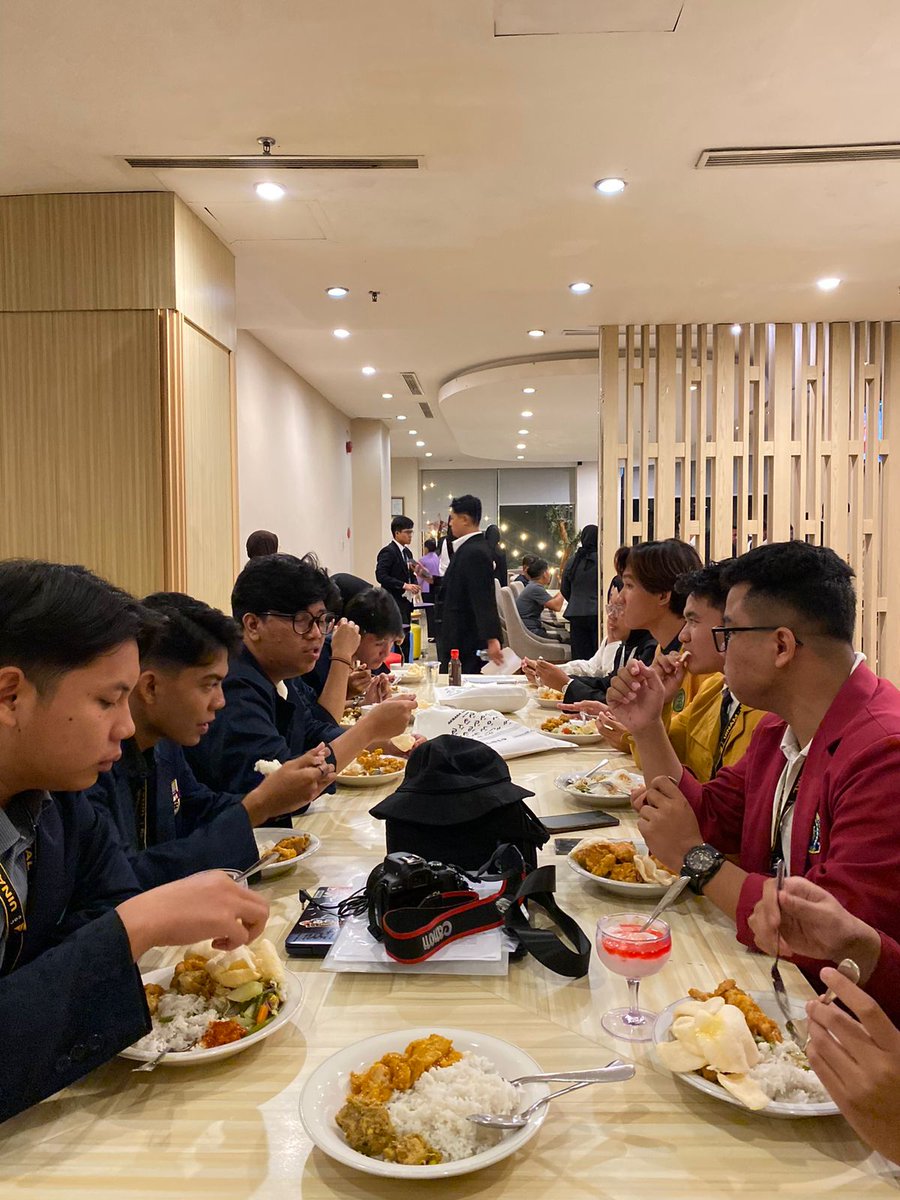 [ PSNMHII XXXVI ]

Pertemuan Sela Nasional Mahasiswa Hubungan Internasional Se-Indonesia,Merupakan Wadah Interaksi Bagi Mahasiswa HI Se-Indonesia  Merangkaian Acara Perlombaan Akademik mauapun Non-Akademik.Delegasi dari HI UMM CiSR Memenangkan juara 3 pada PSNMHII ke-36 kali ini.