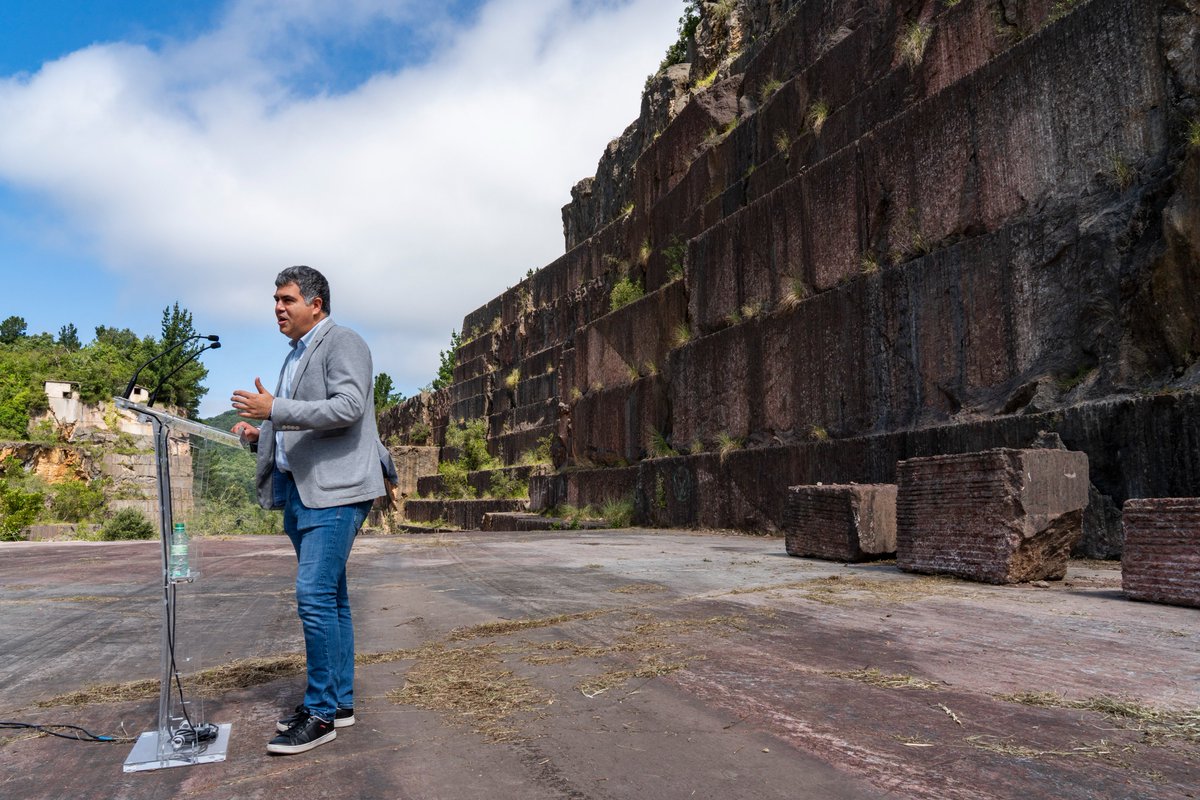 upvehu's tweet photo. Zientzia Geologikoen Nazioarteko Batasunak (@theIUGS ) Ereño Gorria edo Bilbo Gorria kareharria Nazioarteko Ondare Harri izendatu du. Bizkaian ustiatzen dute kareharri hau, Gautegiz Arteagako edo Ereñoko harrobietan, besteak beste. Laura Damasek,  @ehugeologia  saileko ikerlariak eta kareharria Zientzia Geologikoen Nazioarteko Batasunari aurkezteko ekimenaren sustatzaileak, azaldu duenez, Nazioarteko Ondarearen harri gisa jasotako aitortza horrek «tokiko harriari balioa ematea dakar berekin». «Askotan, lanak bereizi gabe egiten dira eta paisaiaren eta hiriko elementuen nortasuna galtzen da globalizazioaren eta moda iragankorren mesedetan. Ondorioz, aitortza honek gure ondare kulturala aberastu duten harri apaingarrien ezaugarri geologikoei balioa emango die. Bestalde, harri naturalaren erabilera historikoak milurtekotan zehar zibilizazio ugariek izandako bilakaera hobeto ulertzen laguntzen duela onartu du. Hain zuzen ere, harriz eraikitako monumentuak eta harrobi historikoak identifikatzea da batzorde honen mandatuetako bat», azpimarratu du UPV/EHUko geologoak.
➡️ https://t.co/ANr5AxD1bg