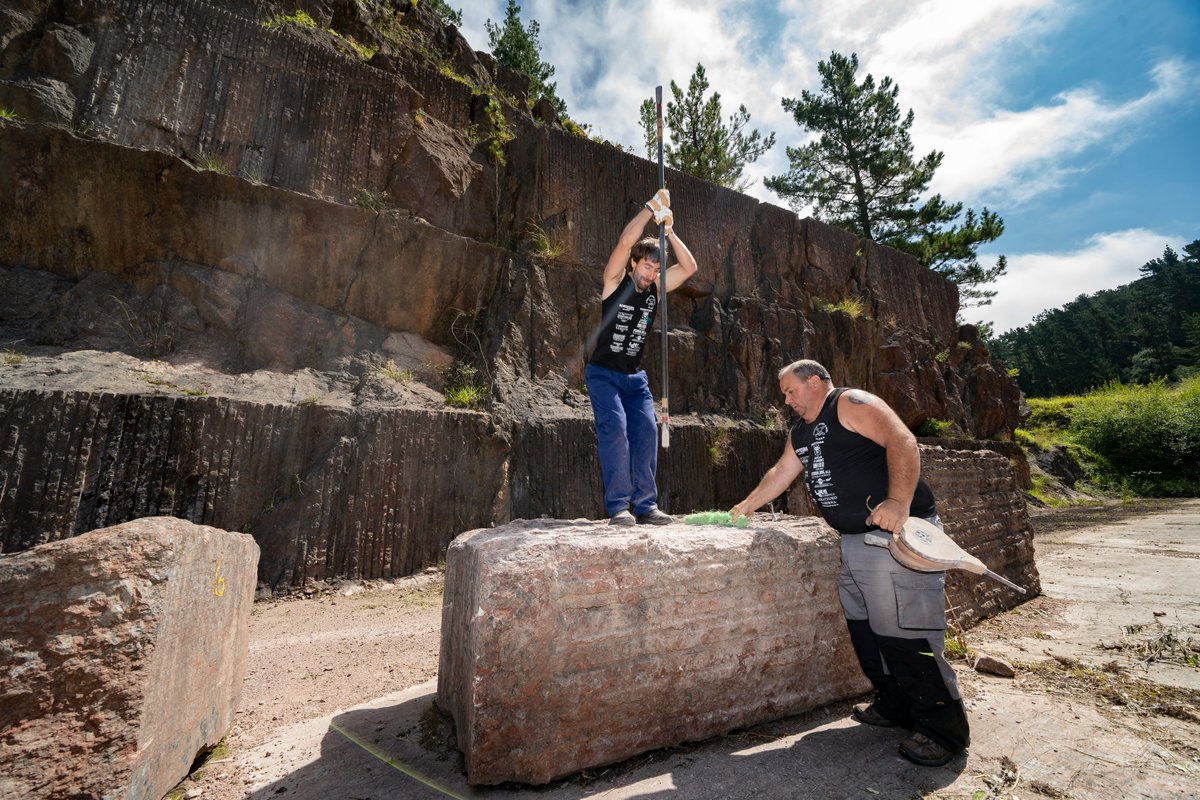 upvehu's tweet photo. Zientzia Geologikoen Nazioarteko Batasunak (@theIUGS ) Ereño Gorria edo Bilbo Gorria kareharria Nazioarteko Ondare Harri izendatu du. Bizkaian ustiatzen dute kareharri hau, Gautegiz Arteagako edo Ereñoko harrobietan, besteak beste. Laura Damasek,  @ehugeologia  saileko ikerlariak eta kareharria Zientzia Geologikoen Nazioarteko Batasunari aurkezteko ekimenaren sustatzaileak, azaldu duenez, Nazioarteko Ondarearen harri gisa jasotako aitortza horrek «tokiko harriari balioa ematea dakar berekin». «Askotan, lanak bereizi gabe egiten dira eta paisaiaren eta hiriko elementuen nortasuna galtzen da globalizazioaren eta moda iragankorren mesedetan. Ondorioz, aitortza honek gure ondare kulturala aberastu duten harri apaingarrien ezaugarri geologikoei balioa emango die. Bestalde, harri naturalaren erabilera historikoak milurtekotan zehar zibilizazio ugariek izandako bilakaera hobeto ulertzen laguntzen duela onartu du. Hain zuzen ere, harriz eraikitako monumentuak eta harrobi historikoak identifikatzea da batzorde honen mandatuetako bat», azpimarratu du UPV/EHUko geologoak.
➡️ https://t.co/ANr5AxD1bg