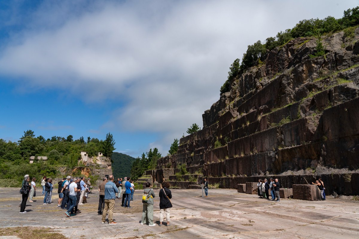upvehu's tweet photo. Zientzia Geologikoen Nazioarteko Batasunak (@theIUGS ) Ereño Gorria edo Bilbo Gorria kareharria Nazioarteko Ondare Harri izendatu du. Bizkaian ustiatzen dute kareharri hau, Gautegiz Arteagako edo Ereñoko harrobietan, besteak beste. Laura Damasek,  @ehugeologia  saileko ikerlariak eta kareharria Zientzia Geologikoen Nazioarteko Batasunari aurkezteko ekimenaren sustatzaileak, azaldu duenez, Nazioarteko Ondarearen harri gisa jasotako aitortza horrek «tokiko harriari balioa ematea dakar berekin». «Askotan, lanak bereizi gabe egiten dira eta paisaiaren eta hiriko elementuen nortasuna galtzen da globalizazioaren eta moda iragankorren mesedetan. Ondorioz, aitortza honek gure ondare kulturala aberastu duten harri apaingarrien ezaugarri geologikoei balioa emango die. Bestalde, harri naturalaren erabilera historikoak milurtekotan zehar zibilizazio ugariek izandako bilakaera hobeto ulertzen laguntzen duela onartu du. Hain zuzen ere, harriz eraikitako monumentuak eta harrobi historikoak identifikatzea da batzorde honen mandatuetako bat», azpimarratu du UPV/EHUko geologoak.
➡️ https://t.co/ANr5AxD1bg