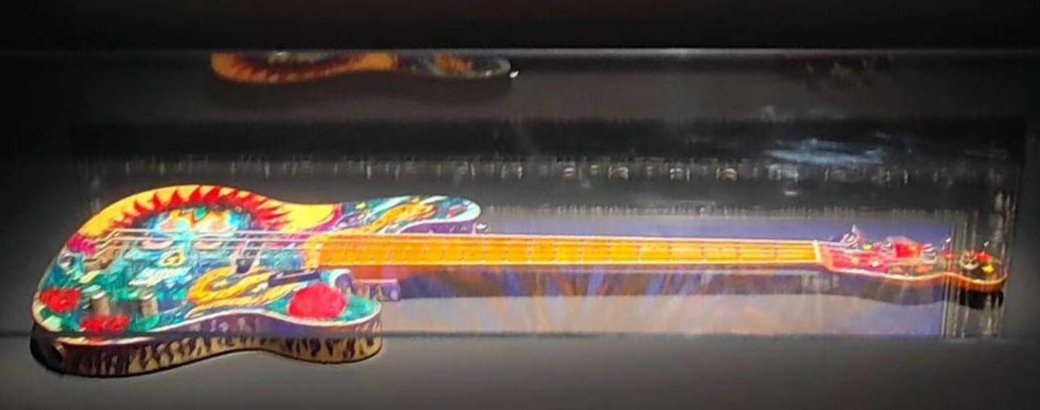 PapiYoda34132's tweet photo. Fender Précision Bass 1953 replica "Psychedelic Mexican Bass" de Robert Trujillo, Metallica décorée par son épouse Chloé Trujillo au milieu des années 2000  🎸🤘💯

Expo Métal Diabolus In Musica https://t.co/tmX09NVjmK