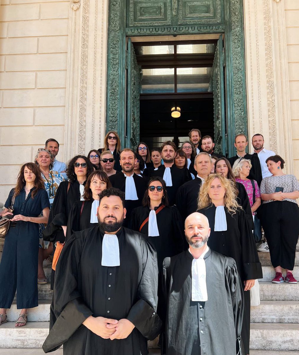 ◼️ Avocats magistrats et greffiers solidaires devant la cour d'appel de #Montpellier. 

Les robes noires se battront toujours pour le respect de l'état de droit.
 
Quand des avocats sont menacés de mort, c'est l'état de droit et la démocratie qui sont en danger. <a href="/CNBarreaux/">Conseil national des barreaux - les avocats</a>