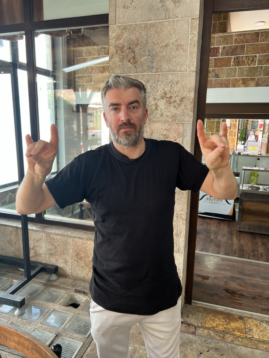 Turan eller var olsun;
Tanrı Türk'e yar olsun!