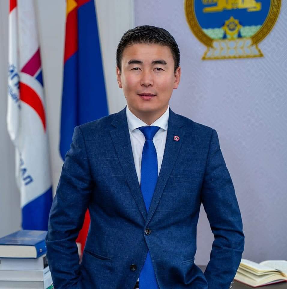 Чингэлтэй дүүргийн Засаг даргад хар багын найз Д.Ядамжав маань яригдаж байна. Ажлын хэцүү гэж алгуурлаж үзээгүй, намын ч тэр төрийн ч тэр ажлыг анхан шатнаас эхлүүлж мерит зарчмаар явж байгаа залуу даа. <a href="/Yadamjav_Yadmaa/">Дэлэгпунцагийн ЯДАМЖАВ</a>