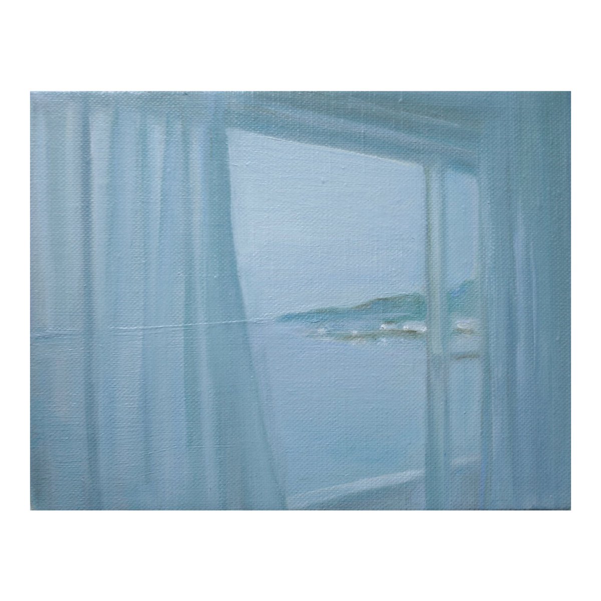 海が見える窓辺の風景