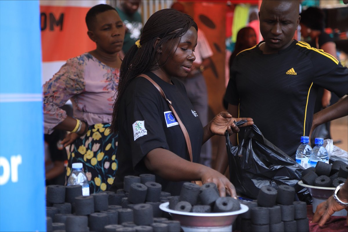 FAOUganda's tweet image. Improving access to #cleancooking solutions is vital for reducing env'tal degradation + related health risks. 
We are at Jinja Central Market with @MEMD_Uganda, @giz_uganda, &amp;amp; @unacc4, showcasing efficient cookstoves, solar cookers, LPG, &amp;amp; more. 
Drop by! 
#CookClean 
#SaveLives