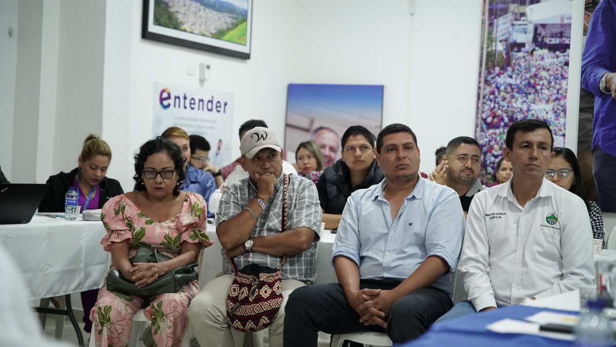 OscarBarretoTol's tweet photo. En unidad de equipo acompañamos a nuestra amiga Astrid Pava y su equipo en la priorización de estrategias para impactar positivamente la vida de los natagaimunos. #Natagaima tiene una gran oportunidad de avanzar integralmente. @soyconservador https://t.co/Fyk4Va2gDH