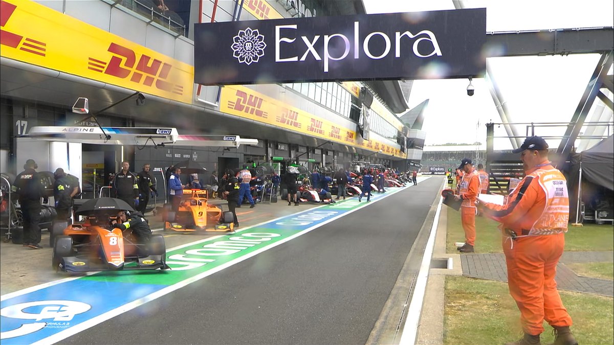 Los coches en el Pit Lane durante la clasificación debido a la lluvia. Fuente: Twitter Formula 3